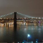 Eine der berühmten Brücken in New York bei Nacht.